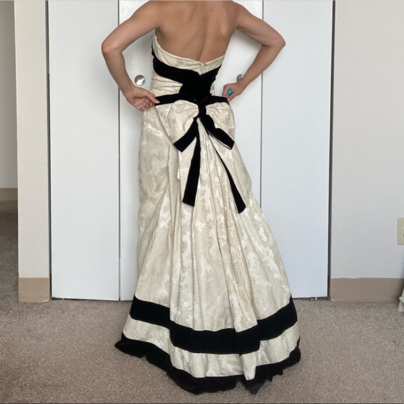 White & Black Victorian Gothic Dress - Picture 7 of 15